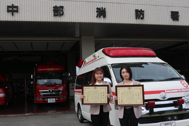 救急車の前で