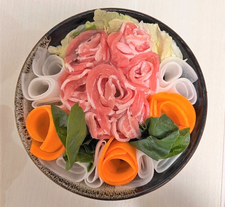 レンジで簡単♪豚バラ薔薇鍋