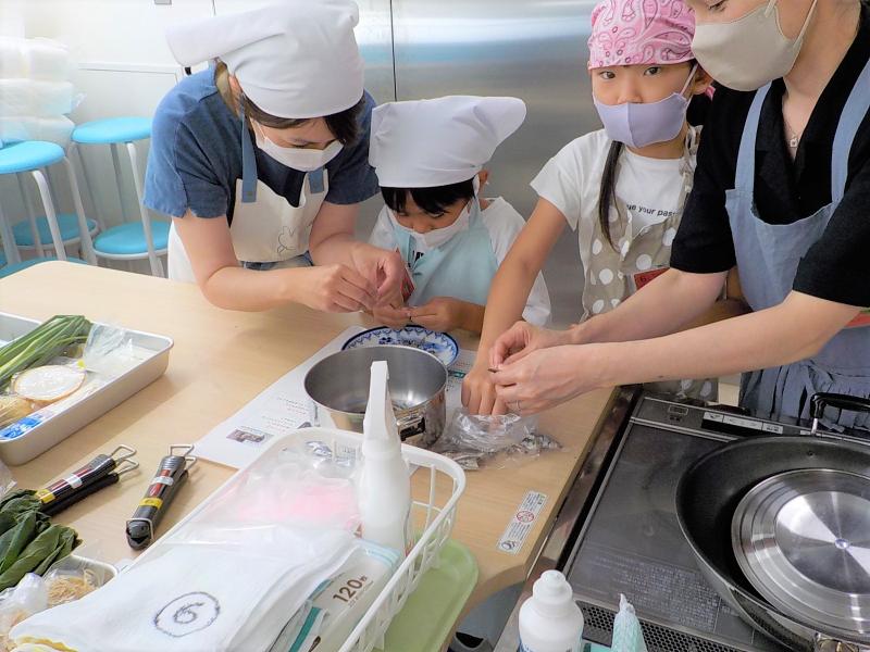 いりこの頭とはらわたをとる様子の写真