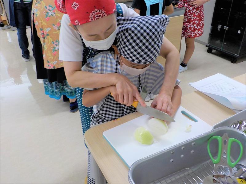 玉ねぎをスライスする様子の写真