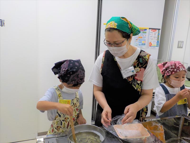 みそ汁を作る様子の写真