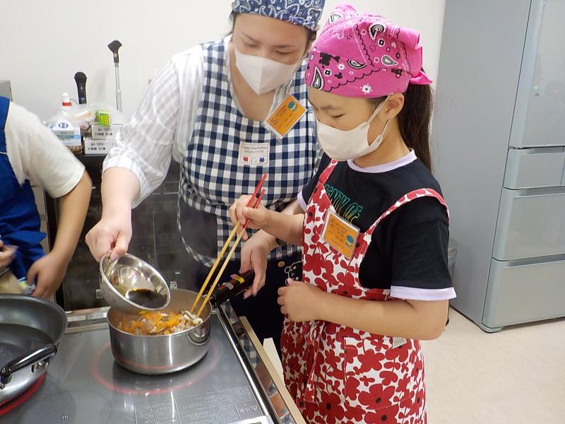 かしわご飯の具を作る様子の写真