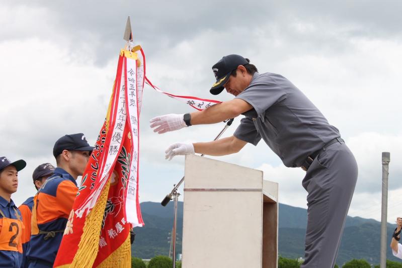 優勝旗授与2025.jpg